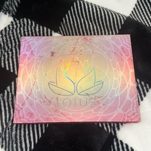 Lotus pressed powder palette ✨✨✨